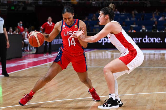 BASKETBALL CANADA USA, Betnijah Laney of the USA drives to the basket during the 2022 FIBA Women s Basketball World Cup Semi Final 1 match between Canada and the USA at Qudos Bank Arena in Sydney, Friday, September 30, 2022. ( NO ARCHIVING, EDITORIAL USE ONLY, NO USE IN BOOKS WITHOUT CONSENT  Copyright: xJAMESxGOURLEYx 20220930001709537797