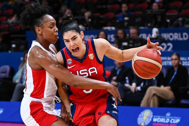Sport Bilder des Tages BASKETBALL CANADA USA, Kelsey Plum of the USA drives to the basket during the 2022 FIBA Women s Basketball World Cup Semi Final 1 match between Canada and the USA at Qudos Bank Arena in Sydney, Friday, September 30, 2022. ( NO ARCHIVING, EDITORIAL USE ONLY, NO USE IN BOOKS WITHOUT CONSENT  Copyright: xJAMESxGOURLEYx 20220930001709537893