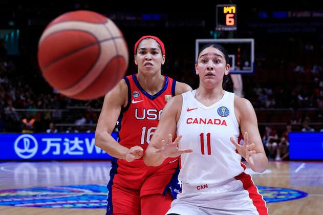 BASKETBALL CANADA USA, Natalie Achonwa of Canada competes for the ball with Brionna Jones of USA during the 2022 FIBA Women s Basketball World Cup Semi Final 1 match between Canada and the USA at Qudos Bank Arena in Sydney, Friday, September 30, 2022. ( NO ARCHIVING, EDITORIAL USE ONLY, NO USE IN BOOKS WITHOUT CONSENT SYDNEY NEW SOUTH WALES AUSTRALIA  Copyright: xMARKxEVANSx 20220930001709538071