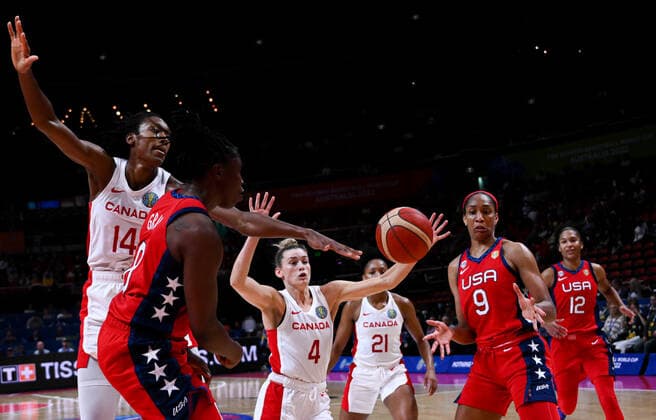 BASKETBALL CANADA USA, Kayla Alexander of Canada, Chelsea Gray of the USA, Sami Hill of Canada, Nirra Fields of Canada, A Ja Wilson of the USA and Alyssa Thomas of the USA in action during the 2022 FIBA Women s Basketball World Cup Semi Final 1 match between Canada and the USA at Qudos Bank Arena in Sydney, Friday, September 30, 2022. ( NO ARCHIVING, EDITORIAL USE ONLY, NO USE IN BOOKS WITHOUT CONSENT Copyright: xJAMESxGOURLEYx 20220930001709548733