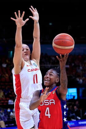 BASKETBALL CANADA USA, Jewell Loyd of USA shoots the ball as Natalie Achonwa of Canada tries to block during the 2022 FIBA Women s Basketball World Cup Semi Final 1 match between Canada and the USA at Qudos Bank Arena in Sydney, Friday, September 30, 2022. ( NO ARCHIVING, EDITORIAL USE ONLY, NO USE IN BOOKS WITHOUT CONSENT SYDNEY NEW SOUTH WALES AUSTRALIA  Copyright: xMARKxEVANSx 20220930001709556835