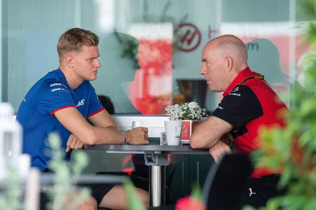 Mick Schumacher (GER, Haas F1 Team 47) im Gespraech mit einem Ferrari Mitarbeiter, SIN, Formel 1 Grand Prix von Singapur, Marina Bay Circuit, Freies Training, 30.09.2022 SIN, Formel 1 Grand Prix von Singapur, Marina Bay Circuit, Freies Training, 30.09.2022 Singapur Copyright: xEibner Memmlerx EP_MMR