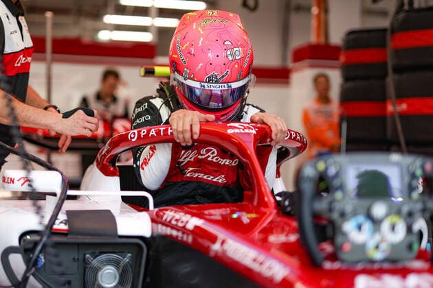 ZHOU Guanyu (chi), Alfa Romeo F1 Team ORLEN C42, portrait, during the Formula 1 Singapore Airlines Singapore Grand Prix 2022, 17th round of the 2022 FIA Formula One World Championship, WM, Weltmeisterschaft from September 30 to October 02, 2022 on the Marina Bay Street Circuit, in Singapore - F1 - SINGAPORE GRAND PRIX 2022 DPPI Panoramic  AV6_3032