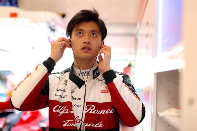 ZHOU Guanyu (chi), Alfa Romeo F1 Team ORLEN C42, portrait, during the Formula 1 Singapore Airlines Singapore Grand Prix 2022, 17th round of the 2022 FIA Formula One World Championship, WM, Weltmeisterschaft from September 30 to October 02, 2022 on the Marina Bay Street Circuit, in Singapore - F1 - SINGAPORE GRAND PRIX 2022 DPPI Panoramic  AV6_2969