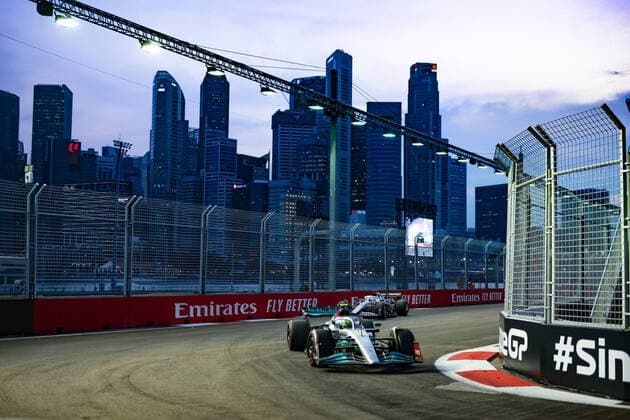 44 HAMILTON Lewis (gbr), Mercedes AMG F1 Team W13, and 10 GASLY Pierre (fra), Scuderia AlphaTauri AT03, action during the Formula 1 Singapore Airlines Singapore Grand Prix 2022, 17th round of the 2022 FIA Formula One World Championship, WM, Weltmeisterschaft from September 30 to October 02, 2022 on the Marina Bay Street Circuit, in Singapore - F1 - SINGAPORE GRAND PRIX 2022 DPPI Panoramic  GOOD1816
