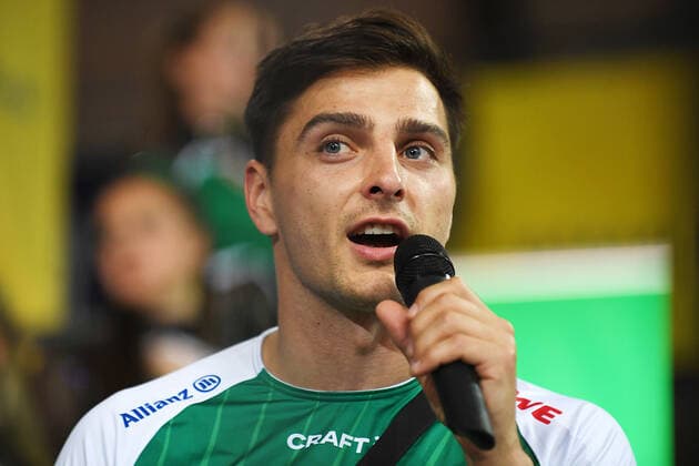 Handball-Bundesliga, Saison 2021 2022, 33. Spieltag, SC DHfK Leipzig vs. SC Magdeburg (Handball) (09.06.2022) Lucas Krzikalla (Aussenspieler DHfK Leipzig, Rueckennummer 8) spricht in ein Mikrofon nach dem Handball-Bundesliga-Spiel DHfK Leipzig gegen SC Magdeburg (09.06.2022) Leipzig Sachsen Deutschland QUARTERBACK Immobilien Arena Am Sportforum 2