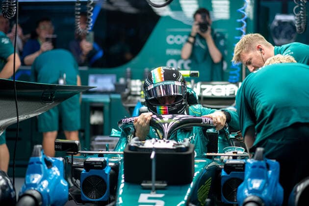 Sebastian Vettel (GER, Aston Martin Aramco Cognizant F1 Team 5) steigt aus dem AMR22 in der Box aus, SIN, Formel 1 Grand Prix von Singapur, Marina Bay Circuit, Freies Training, 30.09.2022 SIN, Formel 1 Grand Prix von Singapur, Marina Bay Circuit, Freies Training, 30.09.2022 Singapur Copyright: xEibner Memmlerx EP_MMR