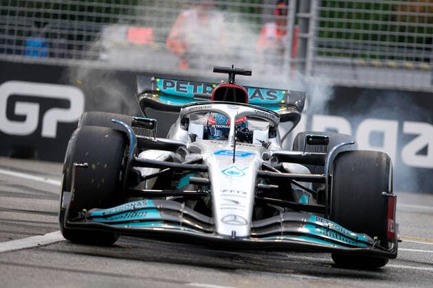 FORMULA 1 SINGAPORE AIRLINES SINGAPORE GRAND PRIX 2022 30.09.2022, Marina Bay Street Circuit, Singapore, FORMULA 1 SINGAPORE AIRLINES SINGAPORE GRAND PRIX 2022 ,im Bild George Russell (GBR), Mercedes-AMG Petronas Formula One Team verbremst sich..