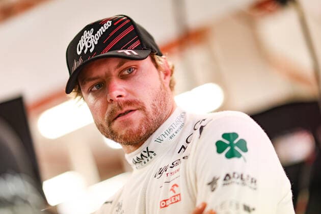 BOTTAS Valtteri (fin), Alfa Romeo F1 Team ORLEN C42, portrait during the Formula 1 Singapore Airlines Singapore Grand Prix 2022, 17th round of the 2022 FIA Formula One World Championship, WM, Weltmeisterschaft from September 30 to October 02, 2022 on the Marina Bay Street Circuit, in Singapore - F1 - SINGAPORE GRAND PRIX 2022 DPPI Panoramic  G00D2126