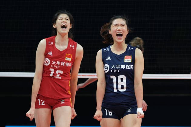 Sport Themen der Woche KW39 Sport Bilder des Tages (220930) -- ARNHEM, Sept. 30, 2022 -- Li Yingying (L) and Wang Mengjie of China celebrate after winning the Phase 1 Pool D match between China and the Czech Republic at the 2022 Volleyball Women s World Championship, WM, Weltmeisterschaft in Arnhem, the Netherlands, Sept. 30, 2022. ) (SP)THE NETHERLANDS-ARNHEM-VOLLEYBALL-WOMEN S WORLD CHAMPIONSHIP-CHN VS CZE MengxDingbo 