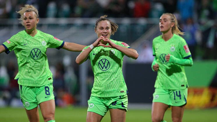 Sport Themen der Woche KW39 Sport Bilder des Tages v.li.: Lena Lattwein (VfL Wolfsburg, 8), Torschützin Ewa Pajor (VfL Wolfsburg, 9) und Jill Roord (VfL Wolfsburg, 14) mit Torjubel, Jubel, optimistisch, Spielszene, Highlight, Freude über das Tor zum 2:0, DIE DFB-RICHTLINIEN UNTERSAGEN JEGLICHE NUTZUNG VON FOTOS ALS SEQUENZBILDER UND ODER VIDEOÄHNLICHE FOTOSTRECKEN. DFB REGULATIONS PROHIBIT ANY USE OF PHOTOGRAPHS AS IMAGE SEQUENCES AND OR QUASI-VIDEO., 30.09.2022, Wolfsburg (Deutschland), Fussball, Flyeralarm Frauen-Bundesliga, VfL Wolfsburg - Bayer 04 Leverkusen *** f l Lena Lattwein VfL Wolfsburg, 8 , goal scorer Ewa Pajor VfL Wolfsburg, 9 and Jill Roord VfL Wolfsburg, 14 with goal celebration, jubilation, optimistic, game scene, highlight, joy about the goal to 2 0, THE DFB DIRECTIVES PROHIBIT ANY USE OF PHOTOGRAPHS AS IMAGE SEQUENCES AND OR QUASI VIDEO , 30 09 2022, Wolfsburg Germany , Football, Flyeralarm Womens Bundesliga, VfL Wolfsburg Bayer 04 Leverkusen xobx