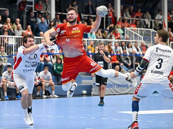 Sport Themen der Woche KW39 Sport Bilder des Tages Jonathan Fischer (SG BBM Bietigheim, 97) versucht Tim Rozman (TuSEM Essen, 08) am Wurf zu hindern. Dabei Nikola Vlahovic (SG BBM Bietigheim, 03). TuSEM Essen vs. SG BBM Bietigheim, Handball, 2. HBL, 5. Spieltag, Saison 2022 2023, 30.09.2022 TuSEM Essen vs. SG BBM Bietigheim, Handball, 2. HBL, 5. Spieltag, Saison 2022 2023, 30.09.2022 Essen *** Jonathan Fischer SG BBM Bietigheim, 97 tries to prevent Tim Rozman TuSEM Essen, 08 from throwing While Nikola Vlahovic SG BBM Bietigheim, 03 TuSEM Essen vs SG BBM Bietigheim, Handball, 2 HBL, 5 Matchday, Season 2022 2023, 30 09 2022 TuSEM Essen vs SG BBM Bietigheim, Handball, 2 HBL, 5 Matchday, Season 2022 2023, 30 09 2022 Essen Copyright: xEibner-Pressefoto ThomasxHaeslerx EP_EER