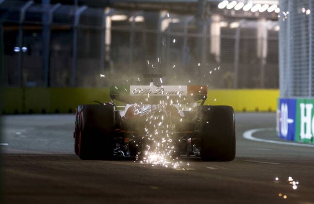 77 BOTTAS Valtteri (fin), Alfa Romeo F1 Team ORLEN C42, action during the Formula 1 Singapore Airlines Singapore Grand Prix 2022, 17th round of the 2022 FIA Formula One World Championship, WM, Weltmeisterschaft from September 30 to October 02, 2022 on the Marina Bay Street Circuit, in Singapore - F1 - SINGAPORE GRAND PRIX 2022 DPPI Panoramic  00122039_F12022GP17SIN_JK132652