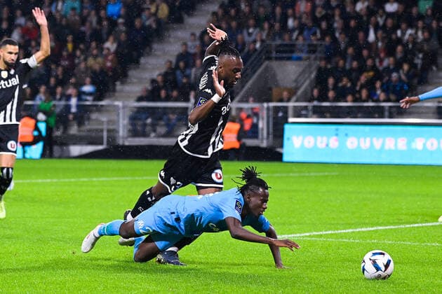Issa KABORE ( 29 - Olympique Marseille ) - Souleyman DOUMBIA ( 3 - Angers ) - FOOTBALL : Angers vs Marseille - Ligue 1 - 30 09 2022 FedericoPestellini Panoramic 