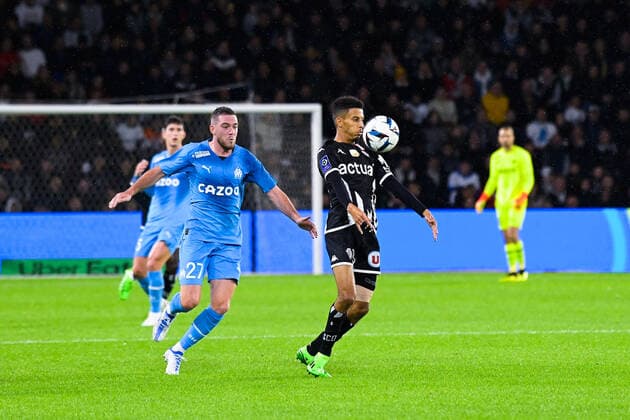 Souleyman DOUMBIA ( 3 - Angers ) - Jordan VERETOUT ( 27 - Olympique Marseille ) - FOOTBALL : Angers vs Marseille - Ligue 1 - 30 09 2022 FedericoPestellini Panoramic 