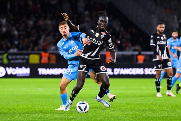 Batista MENDY ( 2 - Angers ) - Valentin RONGIER ( 21 - Olympique Marseille ) - FOOTBALL : Angers vs Marseille - Ligue 1 - 30 09 2022 FedericoPestellini Panoramic 