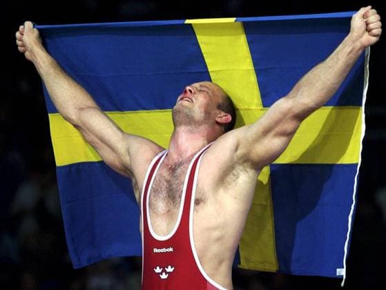 SCANPIX SWEDEN, 2000-09-22. Olympiska spelen i Sydney. Bilden: Brottning 97 kg. Mikael Ljungberg SWE, guldmedaljör efter 2-1 i finalen mot Davyd Daldadze UKR. Springer med svenska flaggan uppsträckt. SYDNEY AUSTRALIEN x80400x *** SCANPIX SWEDEN, 2000 09 22 Olympic Games in Sydney Picture Wrestling 97 kg Mikael Ljungberg SWE, gold medalist after 2 1 in the final against Davyd Daldadze UKR Running with the Swedish flag raised SYDNEY AUSTRALIA x80400x  Copyright: xPeterxKrüger TTx OS SYDNEY 2000 BROTTNING