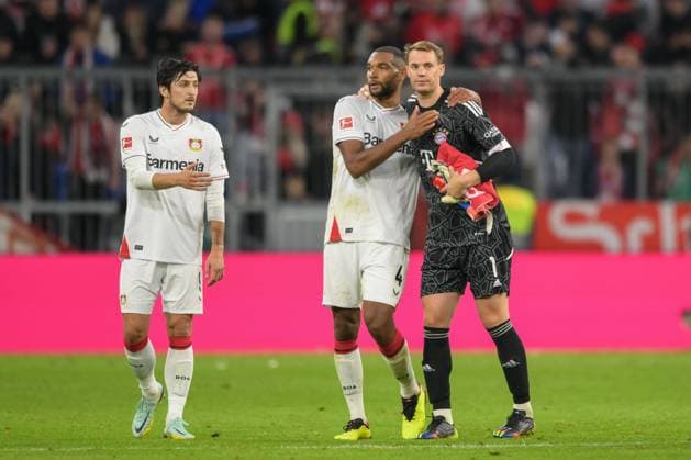 Sport Bilder des Tages Fußball, 1. Bundesliga, 20220930, FC Bayern München - Bayer 04 Leverkusen. Im Bild Jonathan TAH (Bayer 05 Leverkusen, 4) und Manuel NEUER (FC Bayern München, 1) Schlusspfiff. München Allianz Arena Bayern Deutschland Copyright: Passion2Press MarkusxFischerx