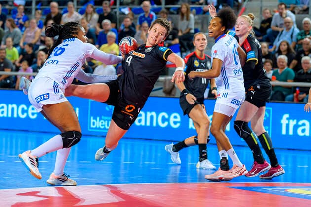 Handball, Frauen: Länderspiel, Frankreich - Deutschland v. li. im Zweikampf Pauletta Foppa (Frankreich) und Alina Grijseels (Deutschland Dortmund) Metz Arenes de Metz Frankreich