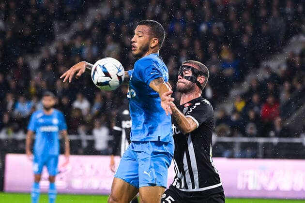 Luis SUAREZ ( 11 - Olympique Marseille ) - Miha BLAZIC ( 5 - Angers ) - FOOTBALL : Angers vs Marseille - Ligue 1 - 30 09 2022 FedericoPestellini Panoramic 
