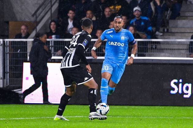 Dimitri Payet ( 10 - Olympique Marseille ) - Yan VALERY ( 94 - Angers ) - FOOTBALL : Angers vs Marseille - Ligue 1 - 30 09 2022 FedericoPestellini Panoramic 