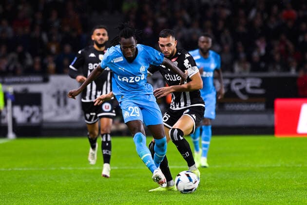 Issa KABORE ( 29 - Olympique Marseille ) - Nabil BENTALEB ( 6 - Angers ) - FOOTBALL : Angers vs Marseille - Ligue 1 - 30 09 2022 FedericoPestellini Panoramic 
