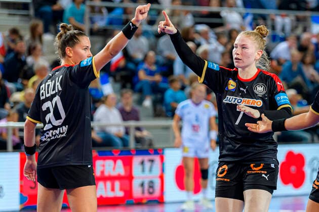 Handball, Frauen: Länderspiel, Frankreich - Deutschland v.li. Emily Boelk Bölk (Deutschland Ferencvaros Budapest), Meike Schmelzer (Deutschland) Metz Arenes de Metz Frankreich