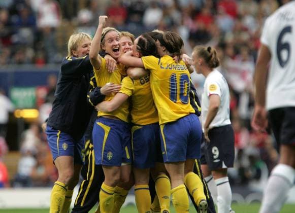 BLACKBURN 20050611 EM i fotboll 2005, damer. England - Sverige, 0-1. Bilden: Sverige jublar efter att ha tagit sig till semifinal efter matchen pa Edwood park i Blackburn, 11 juni, 2005. Foto Fredrik Sandberg SCANPIX Code 71420-200506