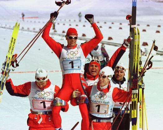 Nagano 980218 - 4 x 10 km - Norska guldlaget, Sture Sivertsen, Erling Jevne och Björn Dählie bär slutmannen Thomas Alsgaard i guldstol. NAGANO JAPAN Skidor x1014x *** Nagano 980218 4 x 10 km The Norwegian gold team, Sture Sivertsen, Erling Jevne and Björn Dählie carry the last man Thomas Alsgaard in gold chair NAGANO JAPAN Skis x1014x  Copyright: xTobiasxRöstlundx OS NAGANO 1998 LÄNGD