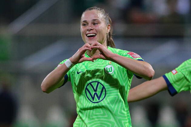 v.li.: Torschützin Ewa Pajor (VfL Wolfsburg, 9) mit Torjubel, Jubel, optimistisch, Spielszene, Highlight, Freude über das Tor, DIE DFB-RICHTLINIEN UNTERSAGEN JEGLICHE NUTZUNG VON FOTOS ALS SEQUENZBILDER UND ODER VIDEOÄHNLICHE FOTOSTRECKEN. DFB REGULATIONS PROHIBIT ANY USE OF PHOTOGRAPHS AS IMAGE SEQUENCES AND OR QUASI-VIDEO., 30.09.2022, Wolfsburg (Deutschland), Fussball, Flyeralarm Frauen-Bundesliga, VfL Wolfsburg - Bayer 04 Leverkusen *** v li Goal scorer Ewa Pajor VfL Wolfsburg, 9 with goal celebration, jubilation, optimistic, game scene, highlight, joy about the goal, THE DFB DIRECTIVES PROHIBIT ANY USE OF PHOTOGRAPHS AS IMAGE SEQUENCES AND OR QUASI VIDEO , 30 09 2022, Wolfsburg Germany , Football, Flyeralarm Womens Bundesliga, VfL Wolfsburg Bayer 04 Leverkusen xobx