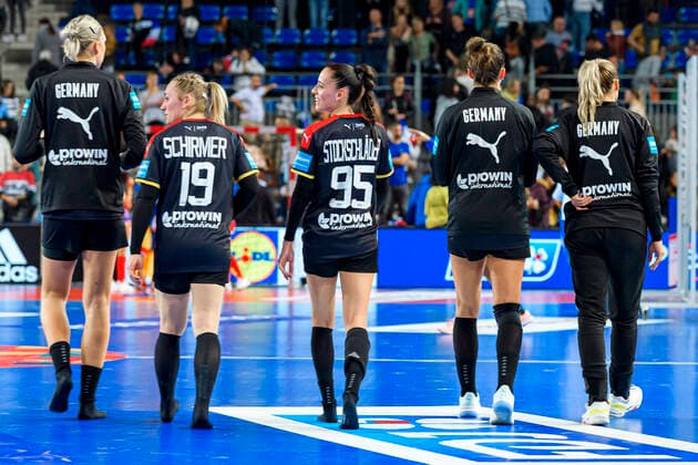 Handball, Frauen: Länderspiel, Frankreich - Deutschland v.li. Luisa Schulze (Deutschland Bietigheim), Maike Schirmer (Deutschland), Johanna Stockschl?der Stockschlaeder (Deutschland Thueringer HC), Emily Boelk Bölk (Deutschland Ferencvaros Budapest) Metz Arenes de Metz Frankreich