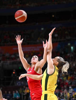 BASKETBALL WOMENS WORLD CUP 3RD, Kia Nurse (left) of Canada contests for the ball against Tess Madgen (right) of Australia during the 2022 FIBA Women s Basketball World Cup 3rd Place match between Australia and Canada at Qudos Bank Arena in Sydney, Saturday, October 1, 2022. ( NO ARCHIVING, EDITORIAL USE ONLY, NO USE IN BOOKS WITHOUT CONSENT SYDNEY NEW SOUTH WALES AUSTRALIA  Copyright: xJAMESxGOURLEYx 20221001001709918908