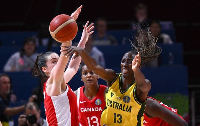 BASKETBALL WOMENS WORLD CUP 3RD, Ezi Magbegor (right) of Australia in action during the 2022 FIBA Women s Basketball World Cup 3rd Place match between Australia and Canada at Qudos Bank Arena in Sydney, Saturday, October 1, 2022. ( NO ARCHIVING, EDITORIAL USE ONLY, NO USE IN BOOKS WITHOUT CONSENT SYDNEY NEW SOUTH WALES AUSTRALIA  Copyright: xJAMESxGOURLEYx 20221001001709919357