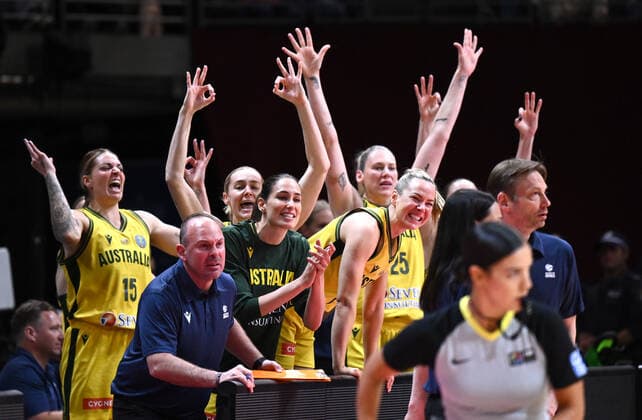 Sport Bilder des Tages BASKETBALL WOMENS WORLD CUP 3RD, Australian players react during the 2022 FIBA Women s Basketball World Cup 3rd Place match between Australia and Canada at Qudos Bank Arena in Sydney, Saturday, October 1, 2022. ( NO ARCHIVING, EDITORIAL USE ONLY, NO USE IN BOOKS WITHOUT CONSENT SYDNEY NEW SOUTH WALES AUSTRALIA  Copyright: xJAMESxGOURLEYx 20221001001709920736