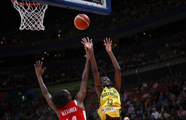 BASKETBALL WOMENS WORLD CUP 3RD, Ezi Magbego (right)r of Australia shoots for a basket over Kayla Alexander (left) of Canada during the 2022 FIBA Women s Basketball World Cup 3rd Place match between Australia and Canada at Qudos Bank Arena in Sydney, Saturday, October 1, 2022. ( NO ARCHIVING, EDITORIAL USE ONLY, NO USE IN BOOKS WITHOUT CONSENT SYDNEY NEW SOUTH WALES AUSTRALIA  Copyright: xJAMESxGOURLEYx 20221001001709927146