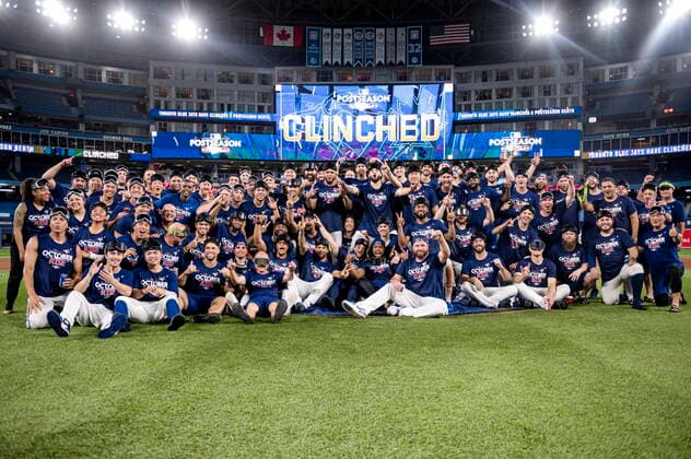 Bilder des Jahres 2022, Sport 09 September Sport Themen der Woche KW39 Sport Bilder des Tages September 30, 2022, TORONTO, ON, CANADA: The Toronto Blue Jays and team personnel celebrates clinching a playoff spot after defeating the Boston Red Sox in AL MLB, Baseball Herren, USA baseball action in Toronto on Friday, September 30, 2022. Canada News - September 30, 2022  - ZUMAc35_ 20220930_zaf_c35_268 Copyright: xChristopherxKatsarovx