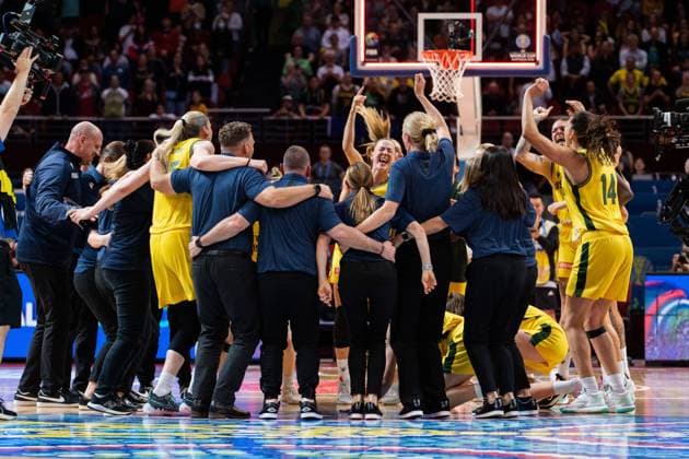 FIBA Womens World Cup 2022 - Australia v Canada Australian players celebrate winning the bronze medal after the FIBA Womens World Cup 2022 bronze medal game between Australia and Canada at the Sydney Superdome in Sydney, Australia. Noe Llamas SPP Copyright: xNoexLlamas SPPx noe_llamas_sports_press_photo_173289