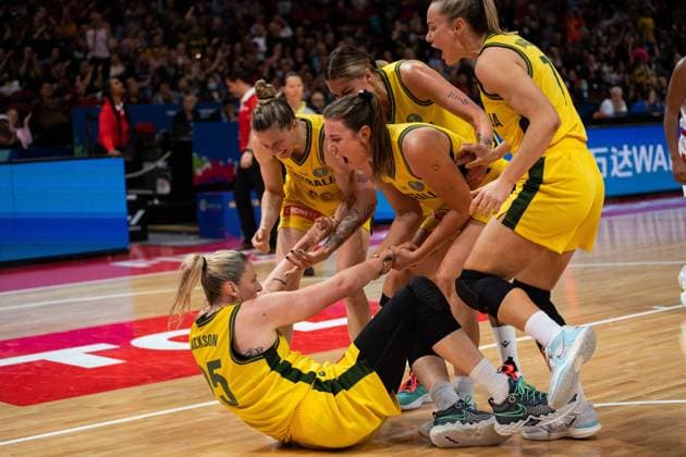 FIBA Womens World Cup 2022 - Australia v Canada Lauren Jackson (25 Australia) is helped off the floor by her teammates during the FIBA Womens World Cup 2022 bronze medal game between Australia and Canada at the Sydney Superdome in Sydney, Australia. Noe Llamas SPP Copyright: xNoexLlamas SPPx noe_llamas_sports_press_photo_173278