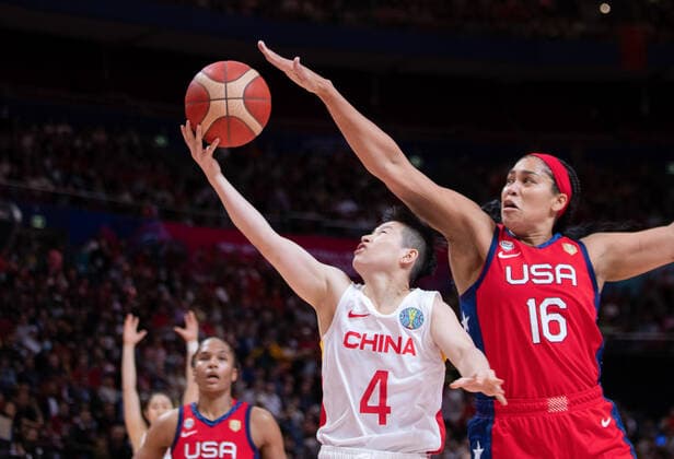 Sport Themen der Woche KW39 (221001) -- SYDNEY, Oct. 1, 2022 -- Li Yuan (2nd R) of China vies with Brionna Jones of the United States during their final at the FIBA Women s Basketball World Cup 2022 in Sydney, Australia, Oct. 1, 2022. (Photo by Xinhua) (SP)AUSTRALIA-SYDNEY-BASKETBALL-WOMEN S WORLD CUP-CHN VS USA HuxJingchen 