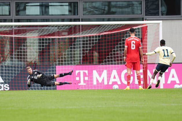 A-Junioren Bundesliga Sued Suedwest FC Bayern Muenchen U19 - TSG Hoffenheim U19 01.10.2022 Adam MULELE LOMBOTO (TSG 11) trifft per 11 Meter zum 0-1