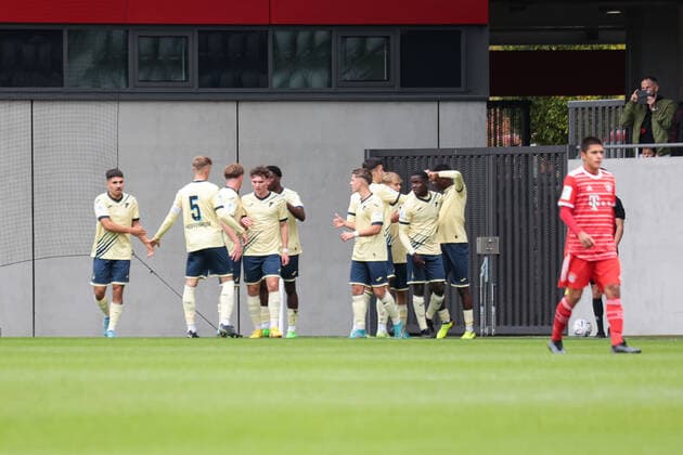 A-Junioren Bundesliga Sued Suedwest FC Bayern Muenchen U19 - TSG Hoffenheim U19 01.10.2022 Jubel der Gaeste nach dem Treffer zum 0-1 durch Adam MULELE LOMBOTO (TSV 11)