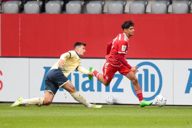 A-Junioren Bundesliga Sued Suedwest FC Bayern Muenchen U19 - TSG Hoffenheim U19 01.10.2022 Tim Ottilinger (TSG 4) im Duell mit Emirhan DEMIRCAN (FCB 11)