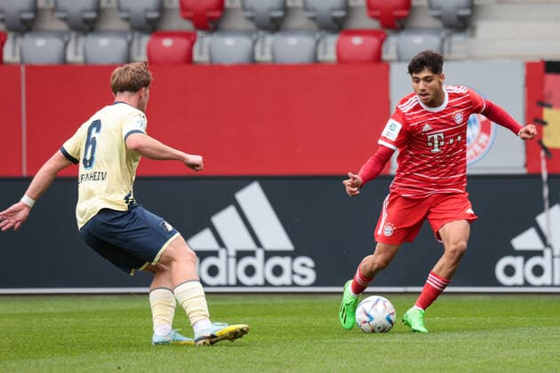 A-Junioren Bundesliga Sued Suedwest FC Bayern Muenchen U19 - TSG Hoffenheim U19 01.10.2022 Benedikt HUBER (TSG 6) im Duell mit Emirhan DEMIRCAN (FCB 11)