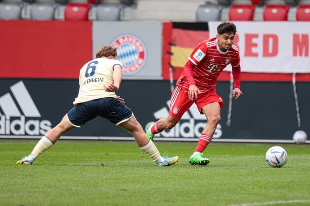 A-Junioren Bundesliga Sued Suedwest FC Bayern Muenchen U19 - TSG Hoffenheim U19 01.10.2022 Benedikt HUBER (TSG 6) im Duell mit Emirhan DEMIRCAN (FCB 11)