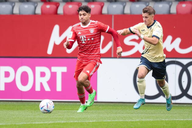A-Junioren Bundesliga Sued Suedwest FC Bayern Muenchen U19 - TSG Hoffenheim U19 01.10.2022 Emirhan DEMIRCAN (FCB 11) i Deull mit Linus WEIK (TSG 2)