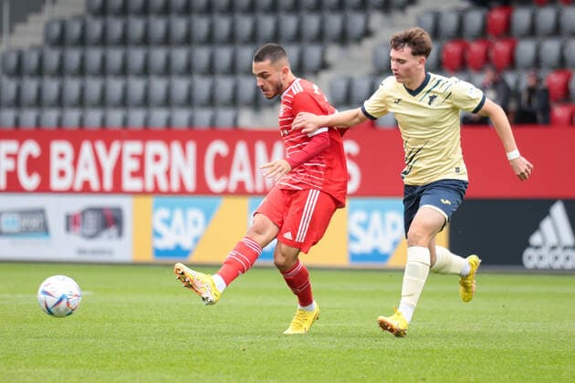 A-Junioren Bundesliga Sued Suedwest FC Bayern Muenchen U19 - TSG Hoffenheim U19 01.10.2022 Ajijo IBRAHIMOVIC (FCB 10) im Duell mit Hennes BEHRENS (TSG 4)