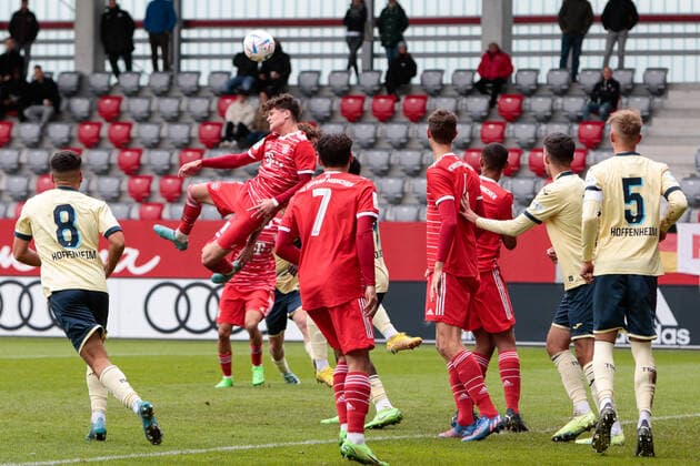 A-Junioren Bundesliga Sued Suedwest FC Bayern Muenchen U19 - TSG Hoffenheim U19 01.10.2022 Ein Freistoss fuehrt nicht zum geweunschten Erfolg