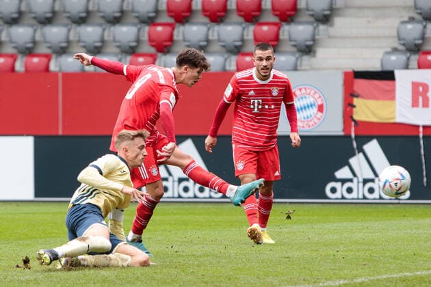 A-Junioren Bundesliga Sued Suedwest FC Bayern Muenchen U19 - TSG Hoffenheim U19 01.10.2022 Luka KLANAC (FCB 9) setzt sich gegen Tim DREXLER (TSG 5) durch