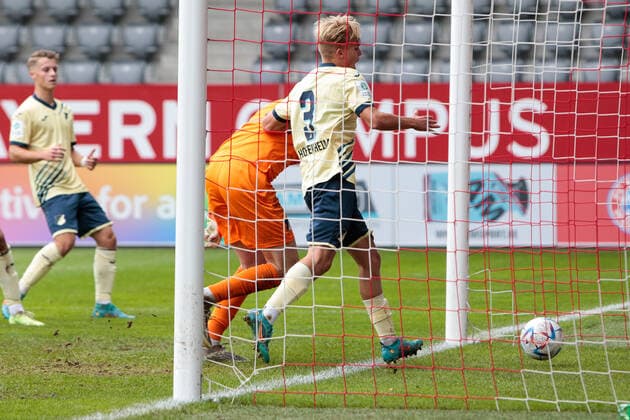 A-Junioren Bundesliga Sued Suedwest FC Bayern Muenchen U19 - TSG Hoffenheim U19 01.10.2022 Der BAll liegt nach einem Eigentor zum 1-1 im Netz
