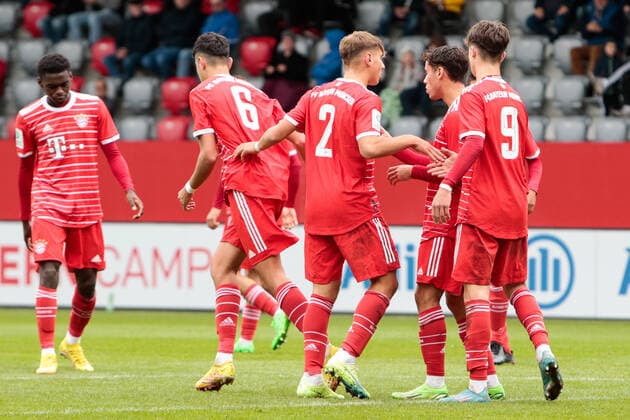 A-Junioren Bundesliga Sued Suedwest FC Bayern Muenchen U19 - TSG Hoffenheim U19 01.10.2022 Die kleinen Bayern freuen sich ueber den Ausgleich zum 1-1